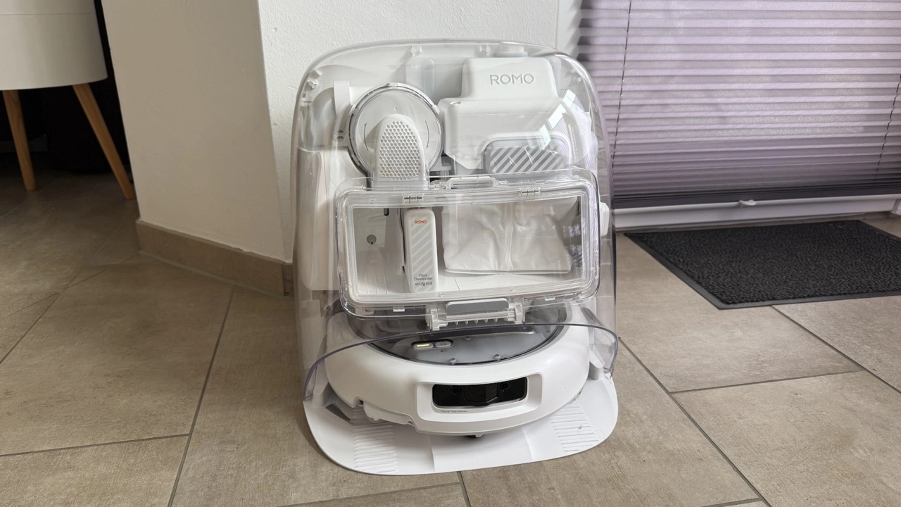DJI ROMO P2: Roboter in transparenter Reinigungsstation