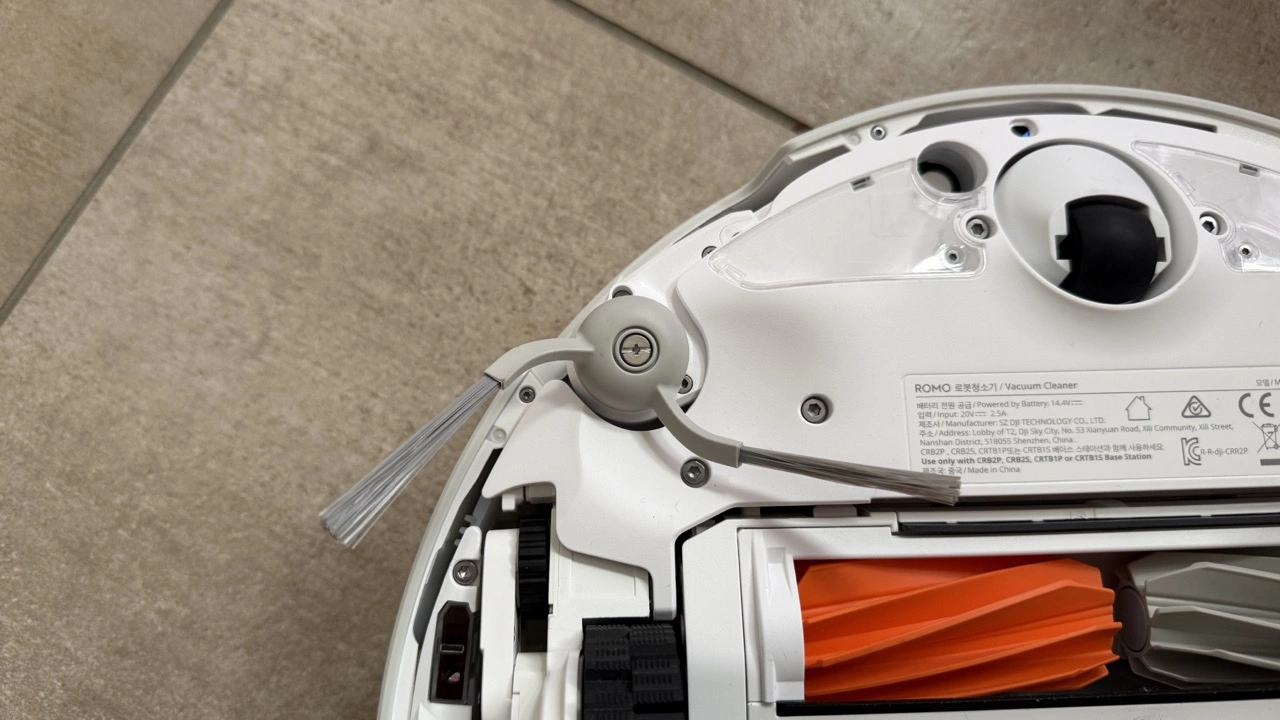 DJI ROMO P2: ausfahrbare Seitenbürste und Hauptbürste