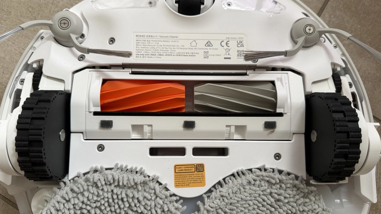 DJI ROMO P2: zweigeteilte Hauptbürste und Wischpads