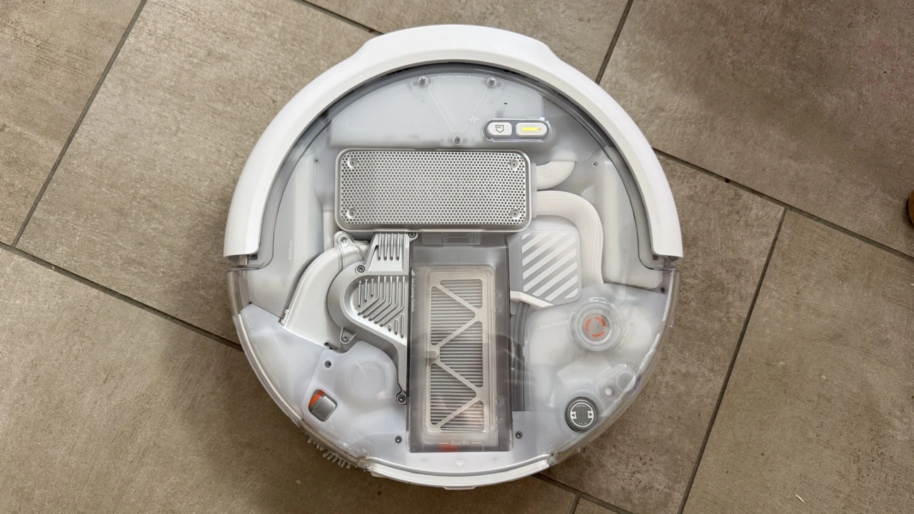 DJI ROMO P2: transparente Oberseite mit sichtbaren Bauteilen