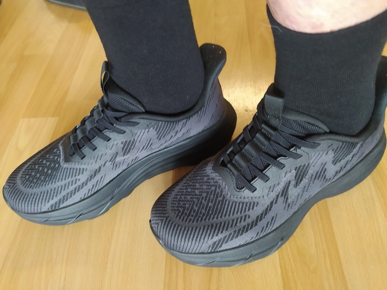 ALLSWIFIT ActiveSolid Men’s Slip-On Running Shoes: Schuhpaar am Fuß in Seitenansicht
