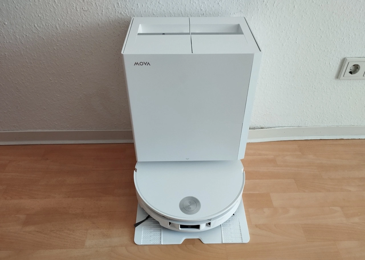 MOVA S70 Roller: Roboter an der Reinigungsstation
