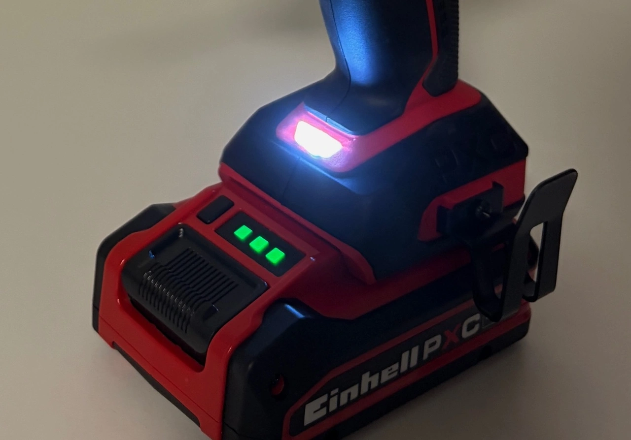 Einhell Akku-Schlagbohrschrauber TP-CD 18/50-C Li-i BL: LED-Arbeitslicht und Akkuanzeige