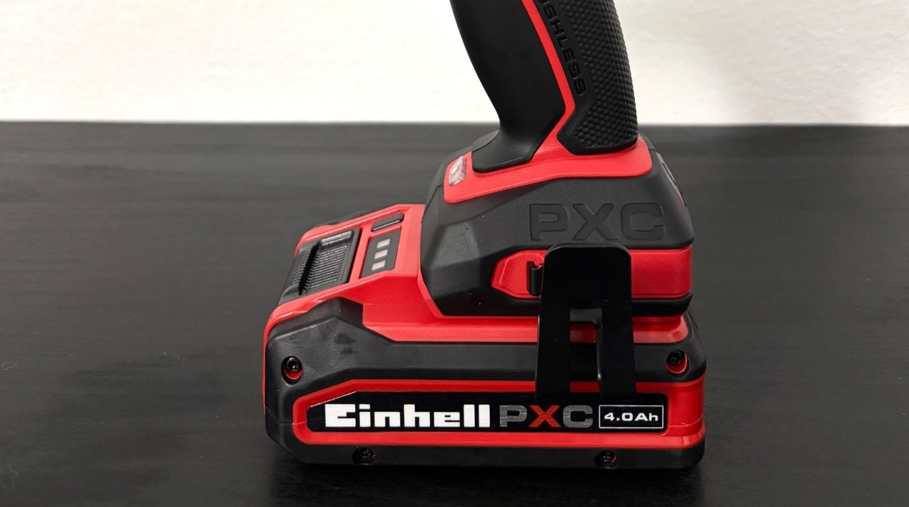 Einhell Akku-Schlagbohrschrauber TP-CD 18/50-C Li-i BL: Power-X-Change-Akku und Gürtelclip