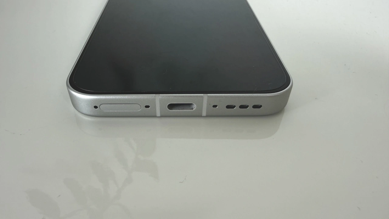 Reno16: USB-C-Anschluss und SIM-Schacht an der Unterseite