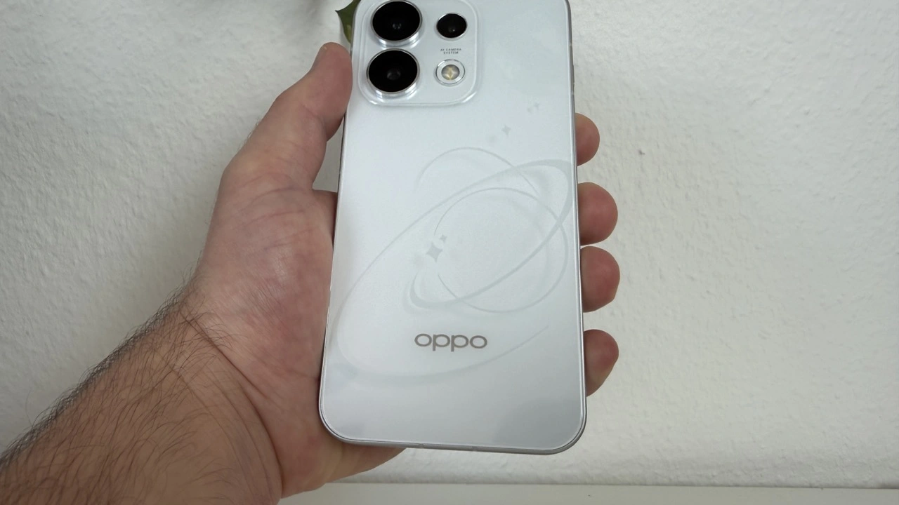 Reno16: Pop-White-Rückseite mit quadratischem Kameramodul