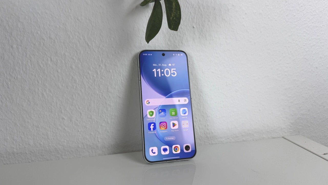 Reno16: Smartphone mit aktiviertem AMOLED-Display
