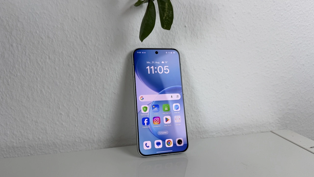 Reno16: Frontansicht mit aktiviertem AMOLED-Display
