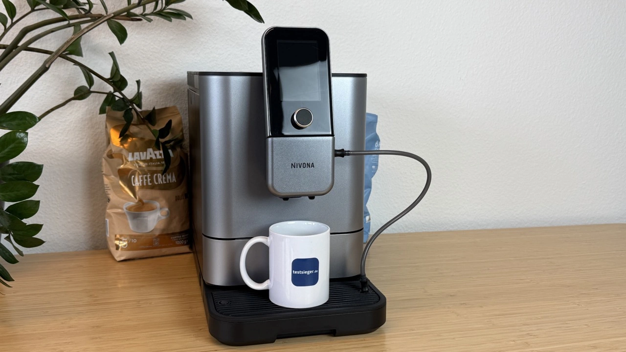 Nivona NIVO 8117: Kaffeevollautomat in Perlenblau mit Milchschlauch und Tasse