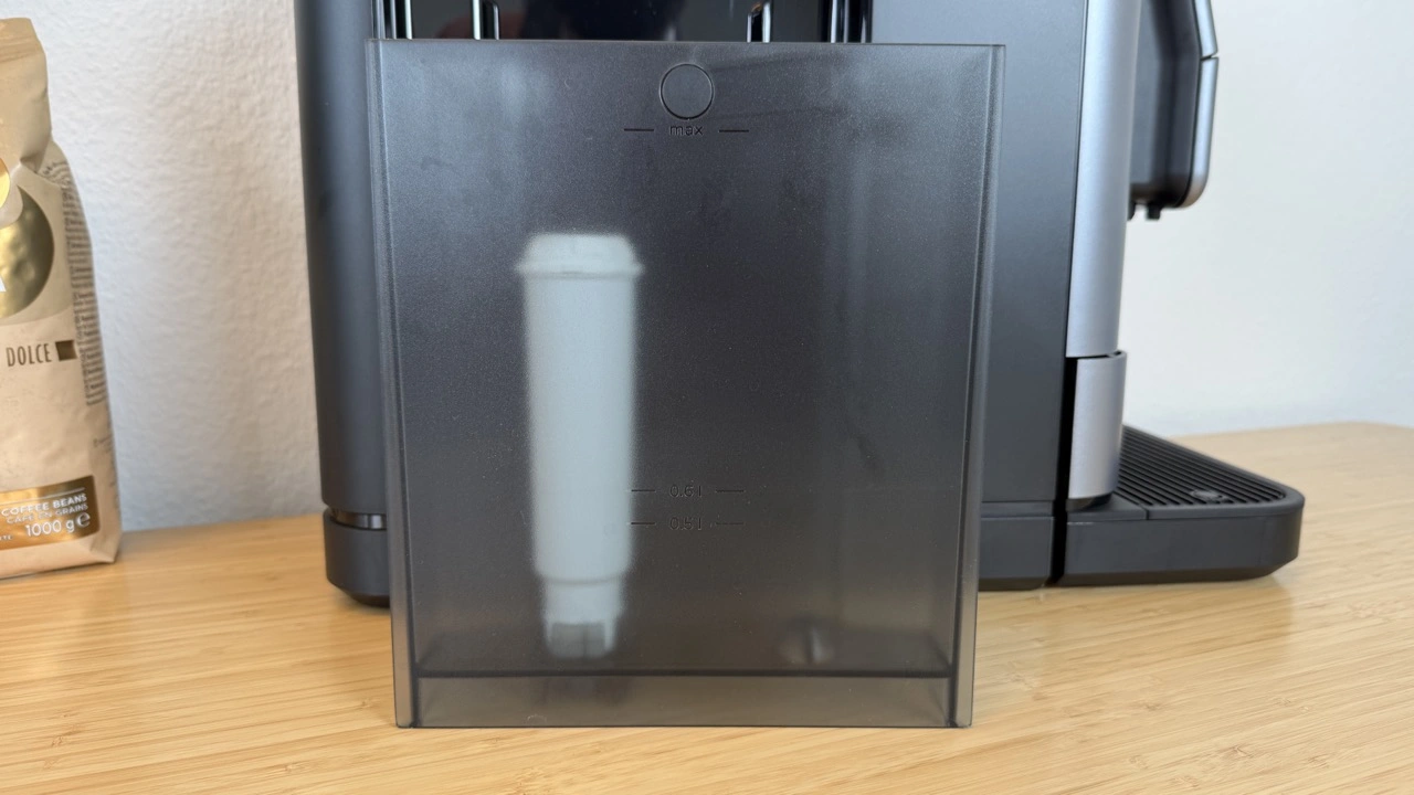 Nivona NIVO 8117: herausgenommener Wassertank mit Filter