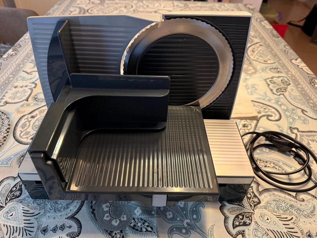 Graef G50 Sliced Kitchen Allesschneider: Gesamtansicht mit Schlitten und Restehalter