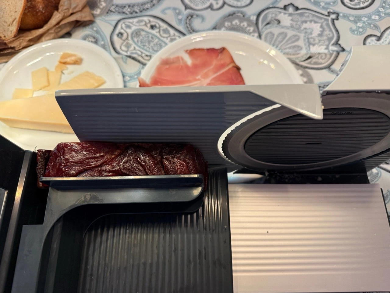 Graef G50 Sliced Kitchen Allesschneider: Schneiden von geräuchertem Fleisch