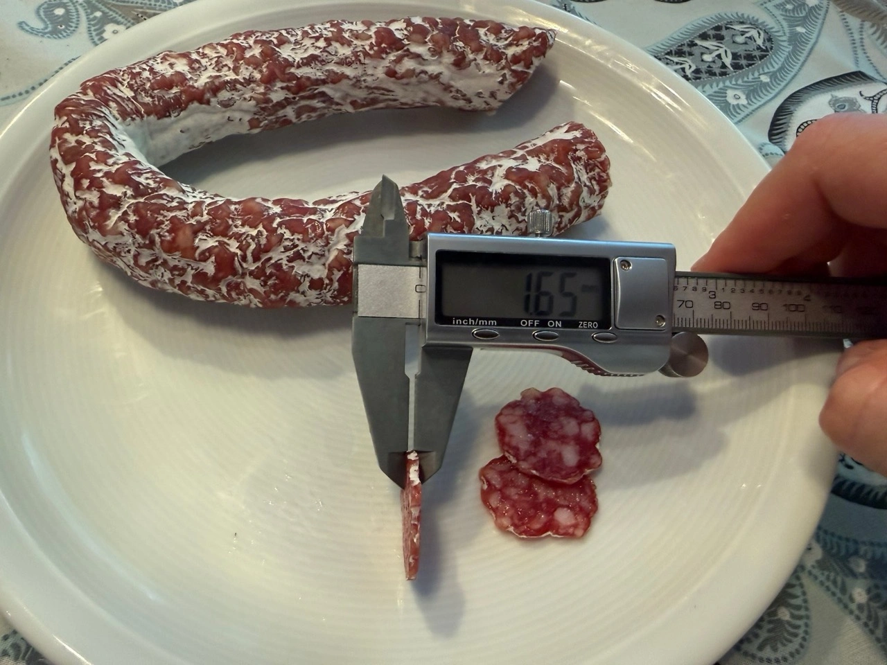 Graef G50 Sliced Kitchen Allesschneider: zweite Messung einer dünnen Salami-Scheibe