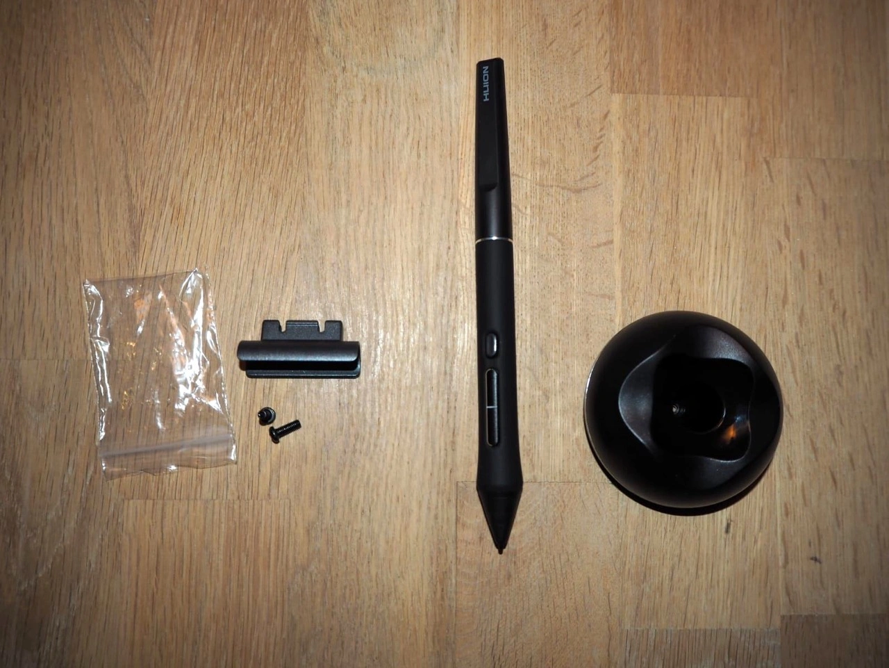 Huion Kamvas 22 (Gen 3): Stift, Stifthalter und ansteckbare Stiftaufnahme