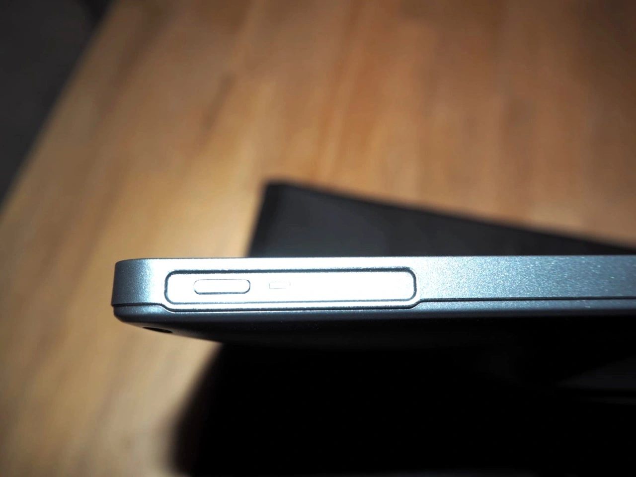 Huion Kamvas 22 (Gen 3): Ein-Aus-Schalter am Displaygehäuse