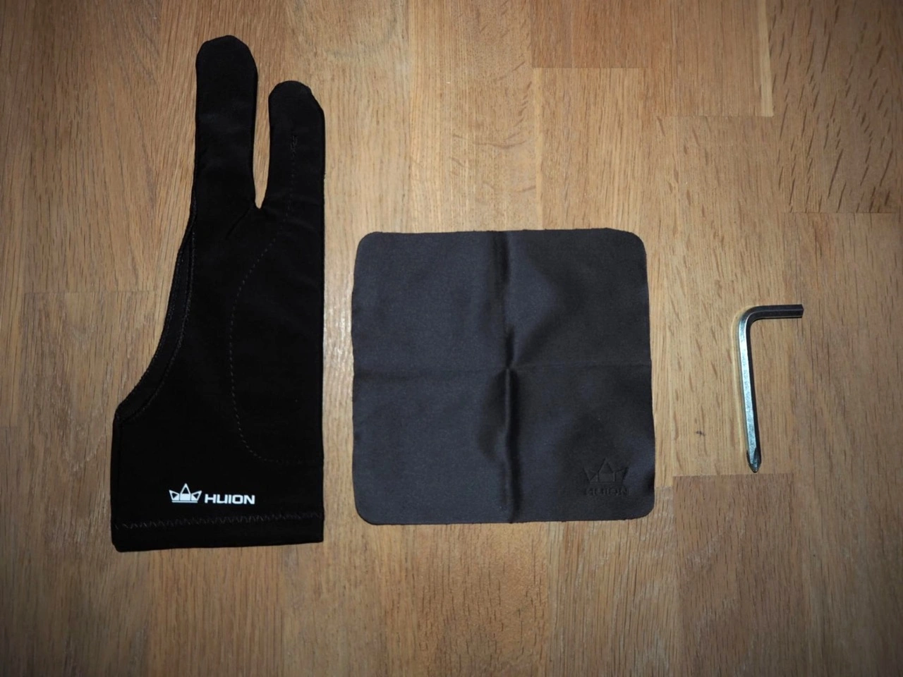 Huion Kamvas 22 (Gen 3): Zweifingerhandschuh, Putztuch und Schraubendreher