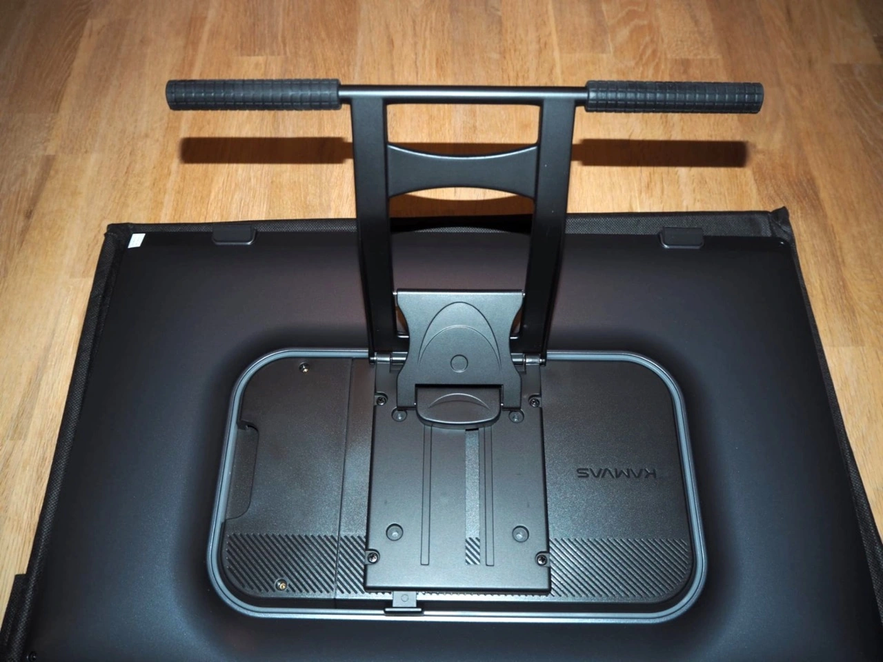 Huion Kamvas 22 (Gen 3): Rückseite mit ausgeklapptem Standfuß