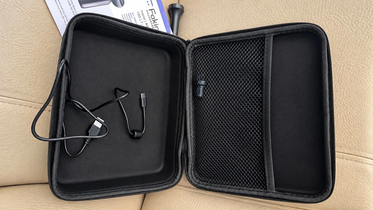 Fakir Akku-Hand- und Stielstaubsauger FAK AS 150 LT: geöffnete Aufbewahrungstasche mit USB-C-Ladekabel