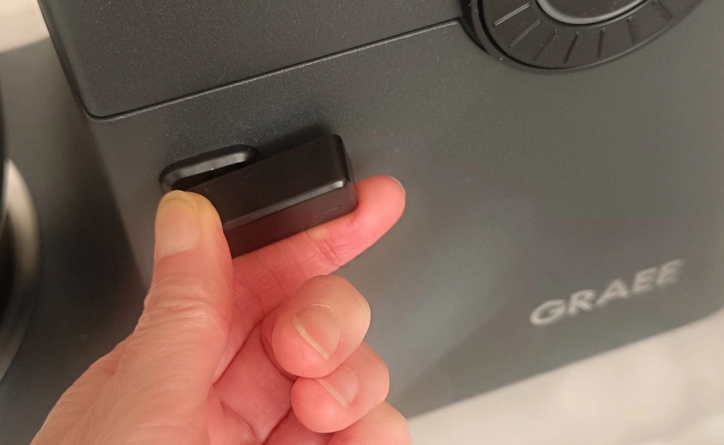 Graef KM7016 Myestro Küchenmaschine: Entriegelungshebel am Motorkopf