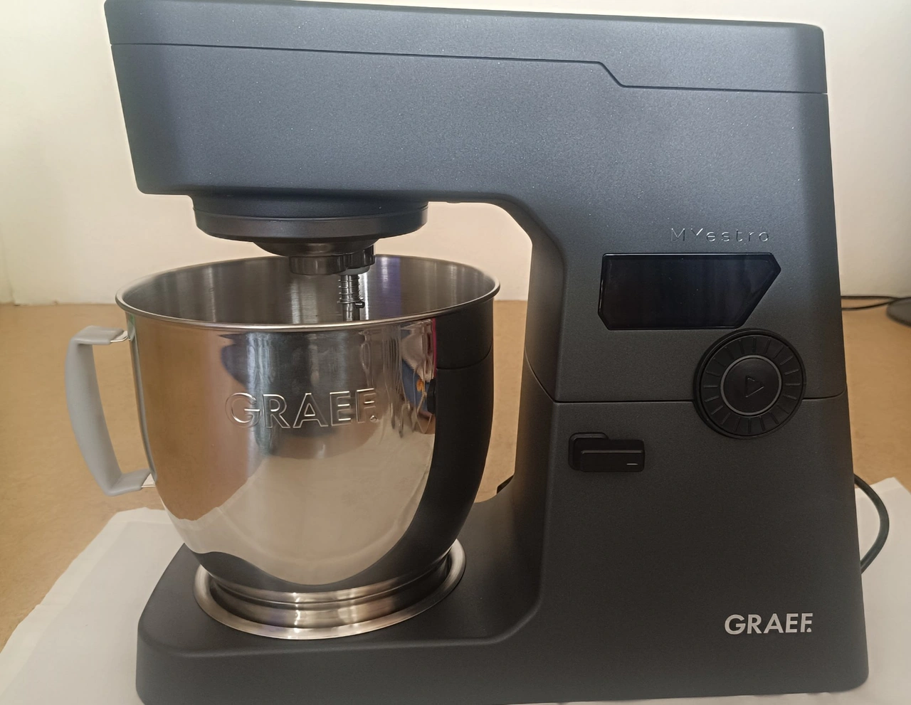 Graef KM7016 Myestro Küchenmaschine: Frontansicht mit Edelstahlschüssel