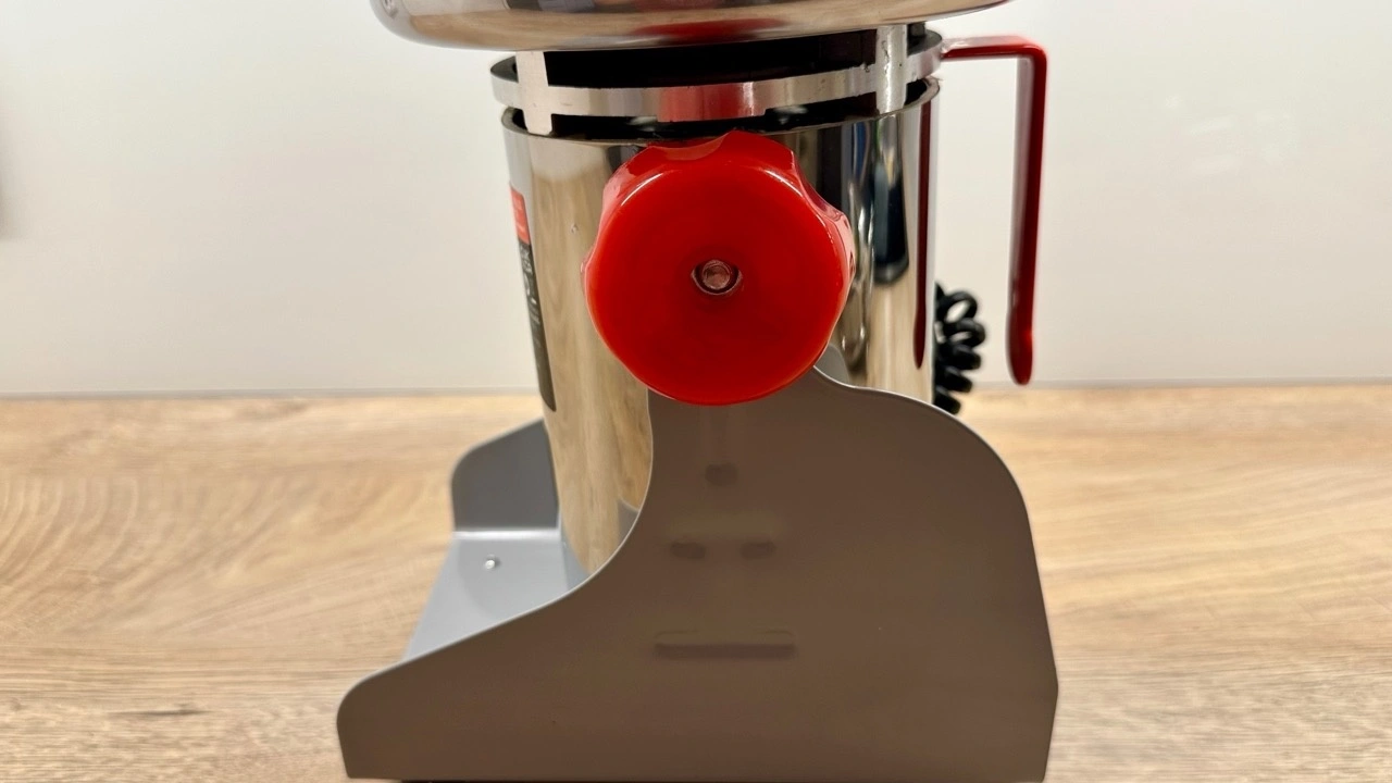 VEVOR Elektrische Getreidemühle HC-1000Y: Seitliches Handrad am kippbaren Mahlbehälter