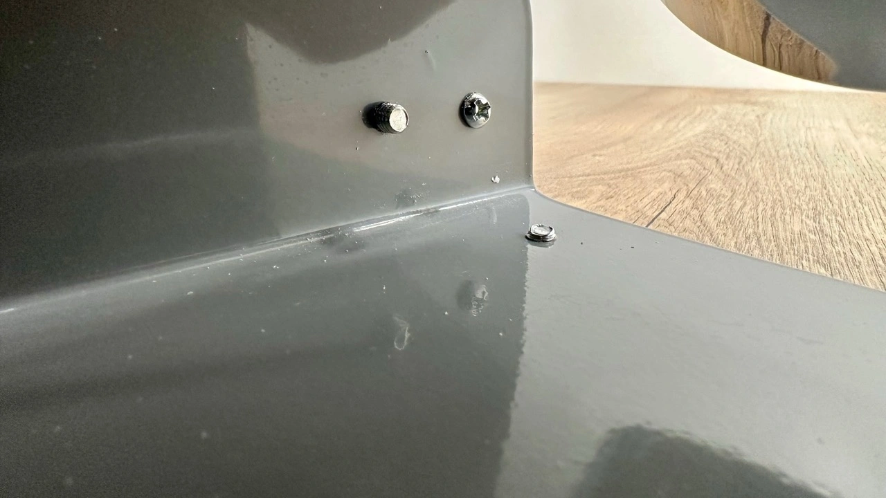 VEVOR Elektrische Getreidemühle HC-1000Y: Hervorstehende Schraube am Standfuß