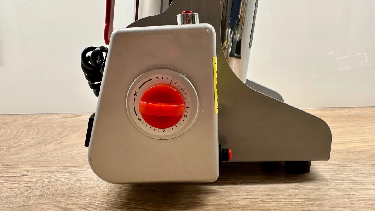 VEVOR Elektrische Getreidemühle HC-1000Y: Timer-Rädchen an der seitlichen Regeleinheit