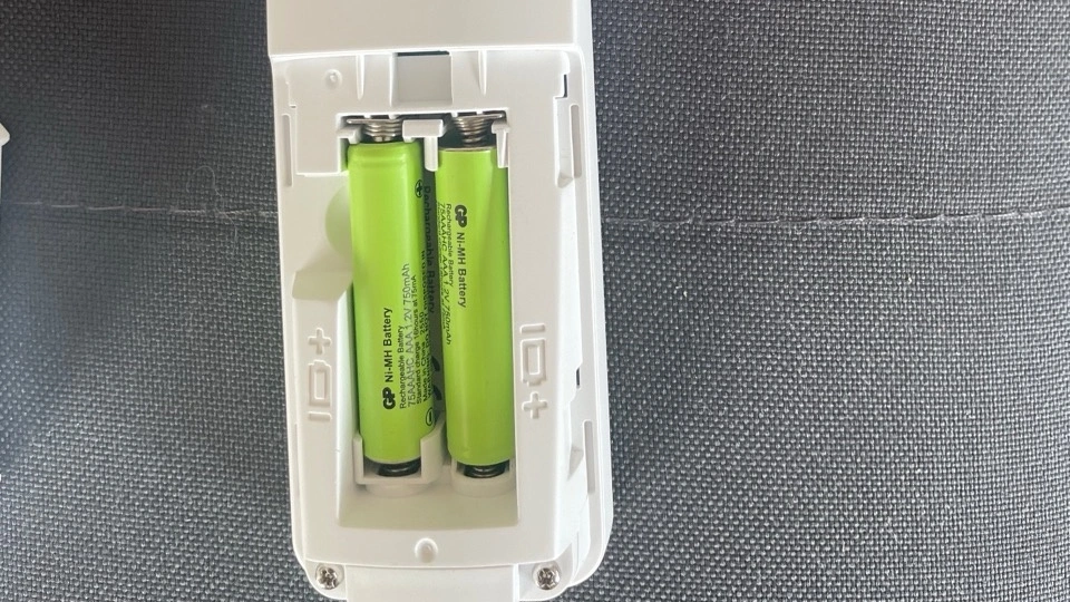 Motorola DOT411: geöffnetes Akkufach mit zwei Akkus