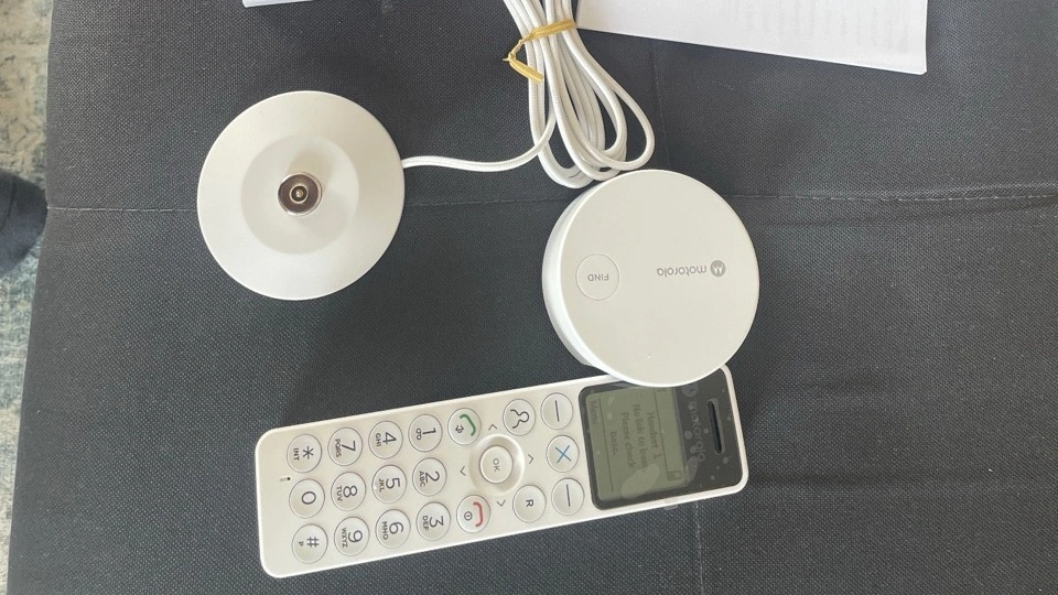 Motorola DOT411: Set aus Mobilteil, Basis und Ladeschale
