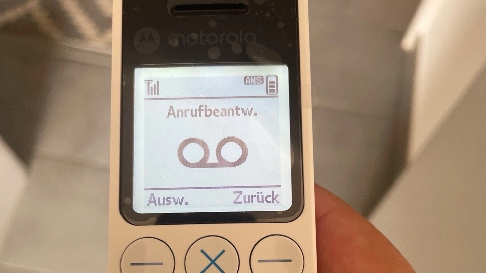 Motorola DOT411: Anzeige des Anrufbeantworters auf dem Display