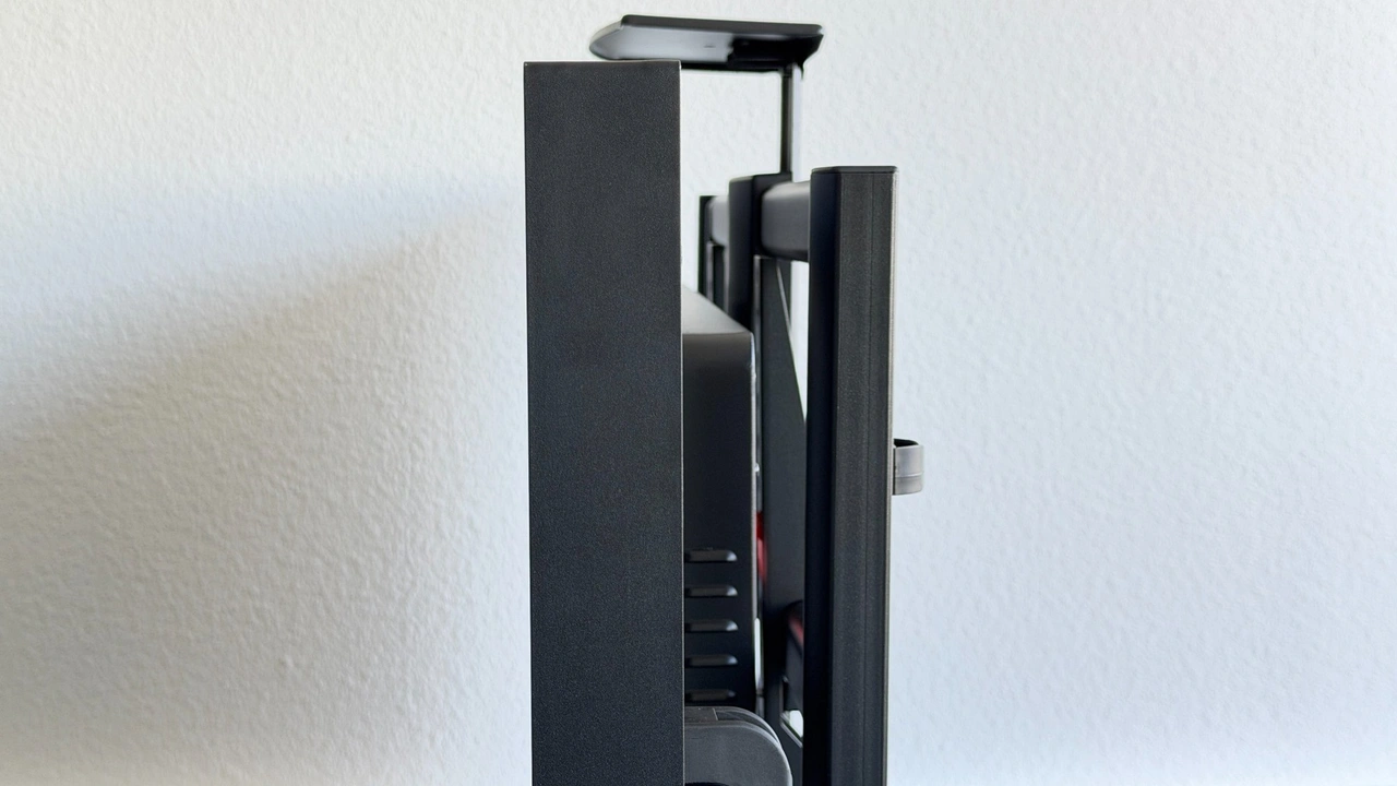 Sylvox Frameless Pro: Seitenprofil mit montierter Halterung