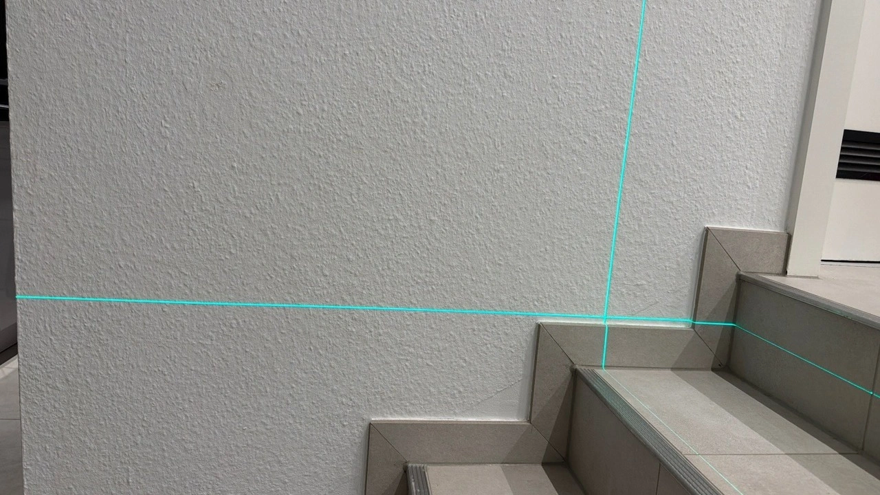 VEVOR CM04: Grüne Laserlinien an der Treppe