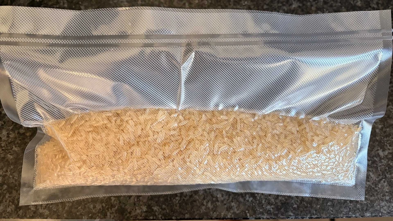 VEVOR VS5164 Vakuumiergerät 130W: vakuumierter Naturreis in eng anliegender Folie