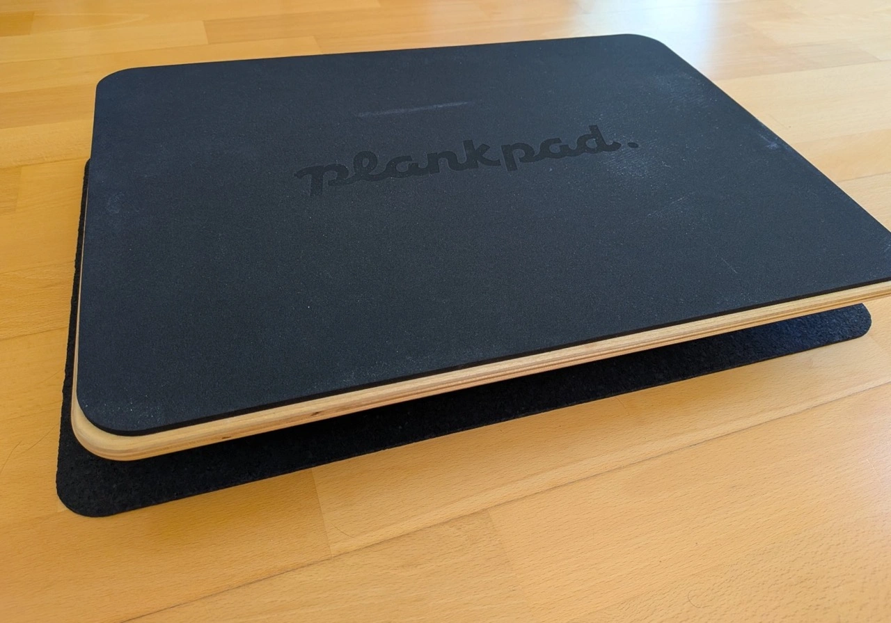 Plankpad Pro: Balanceboard auf der mitgelieferten Matte