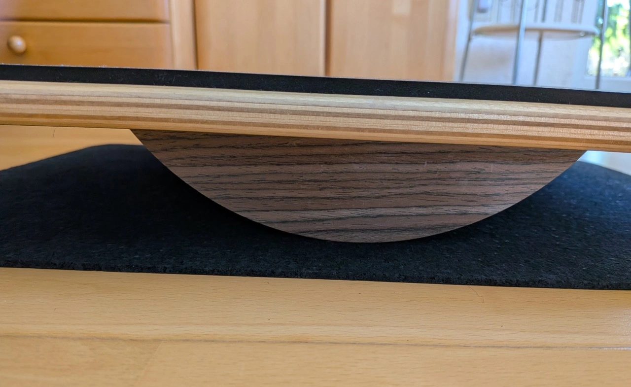 Plankpad Pro: hölzerne Halbkreisauflage an der Unterseite