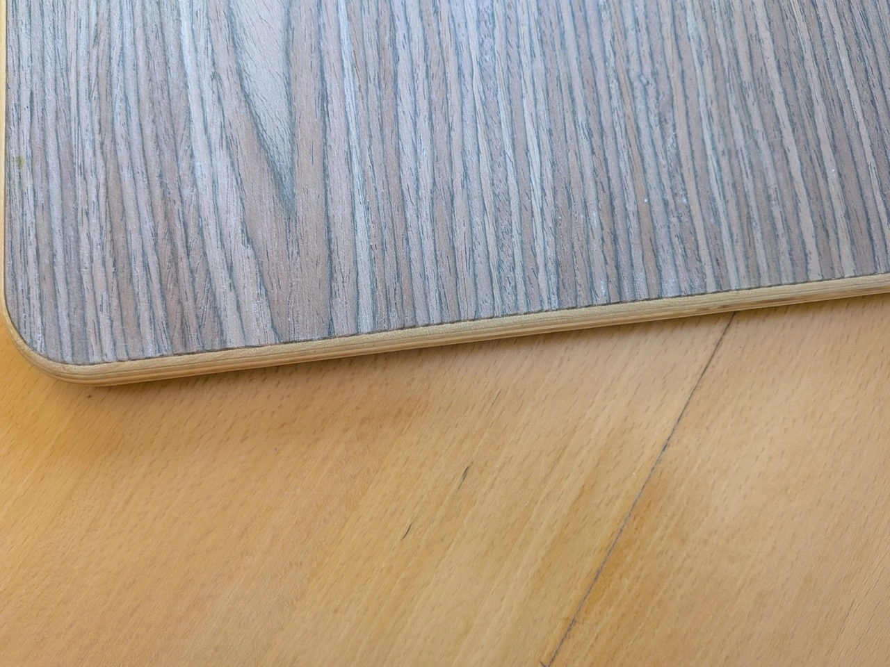 Plankpad Pro: Nahaufnahme von Holzkante und Unterseite