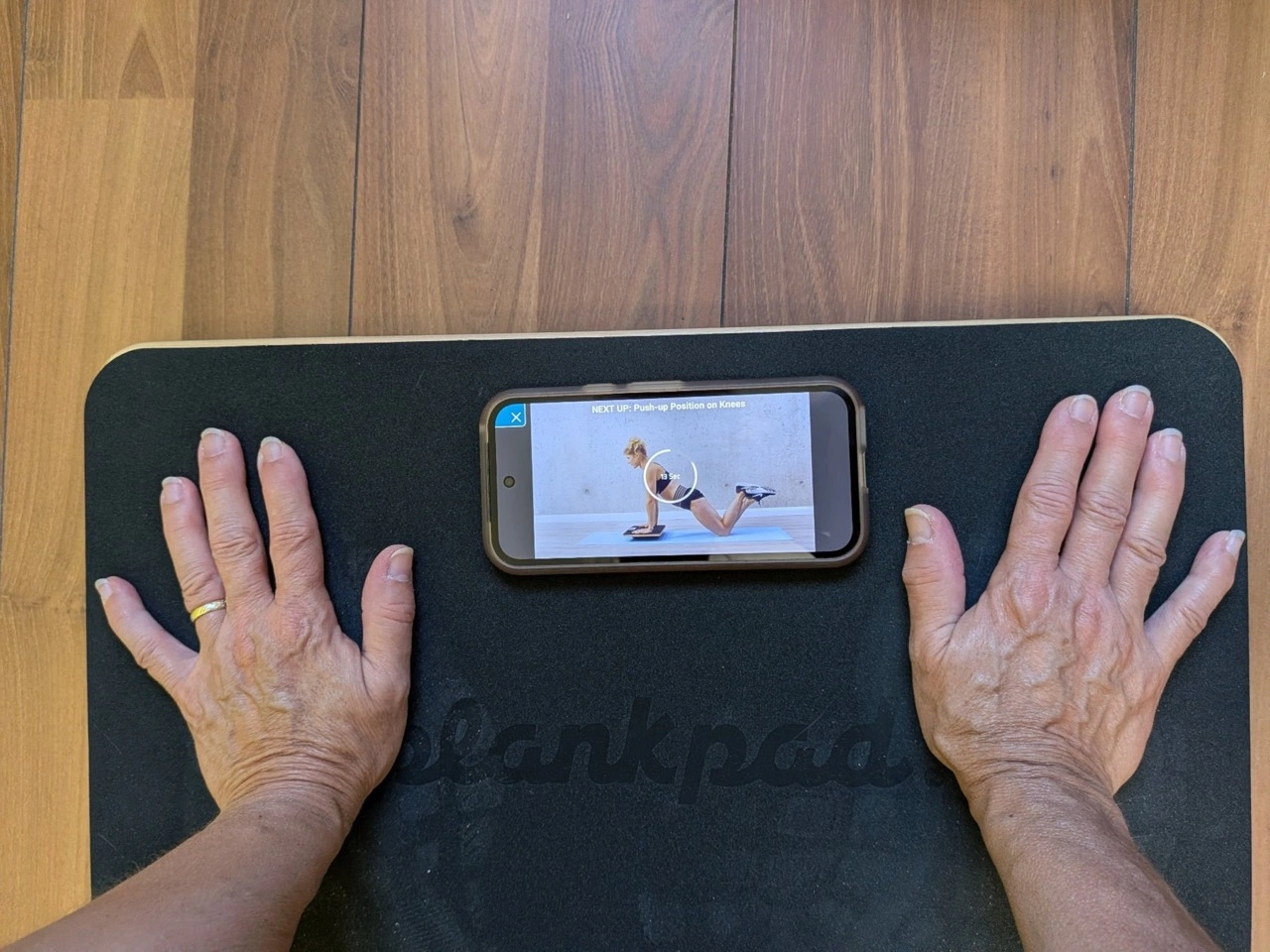 Plankpad Pro: Smartphone mit Übungsvideo auf dem Board