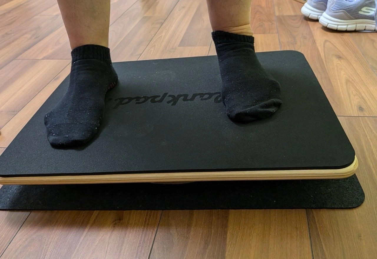 Plankpad Pro: Stand mit Socken auf der Schaumauflage