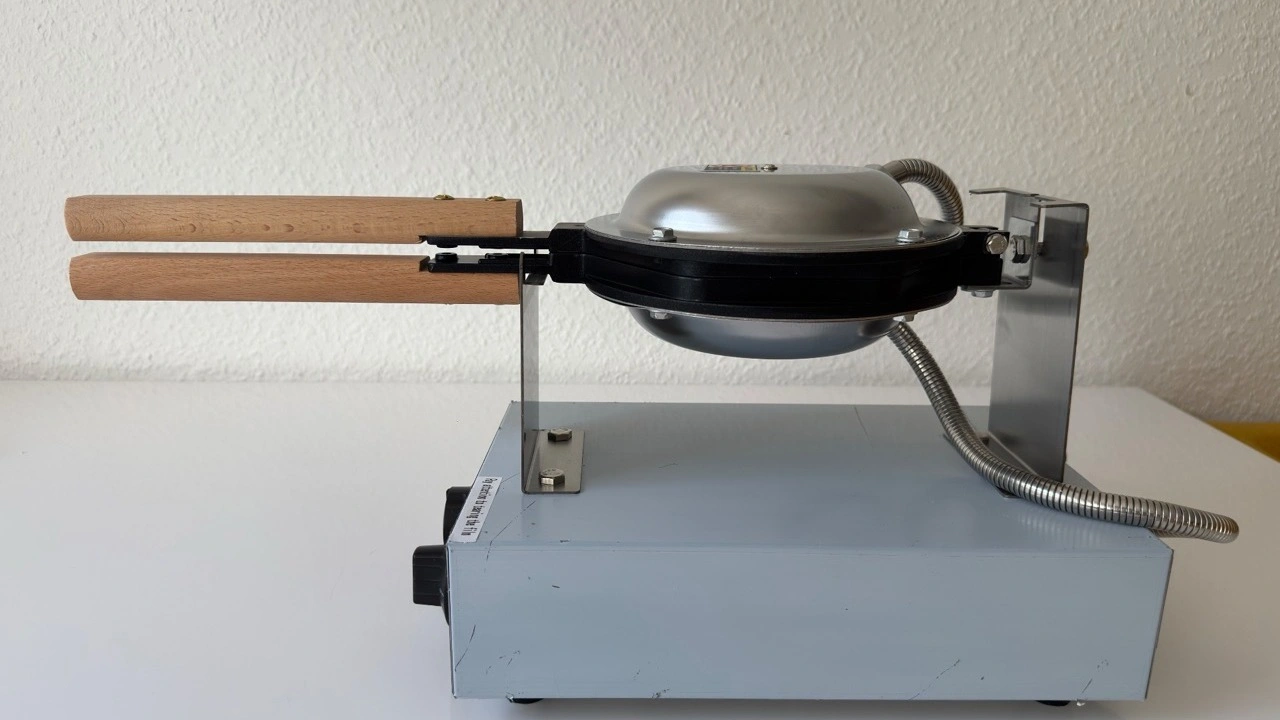VEVOR SC-X30: Seitenansicht des geschlossenen Bubble-Waffeleisens