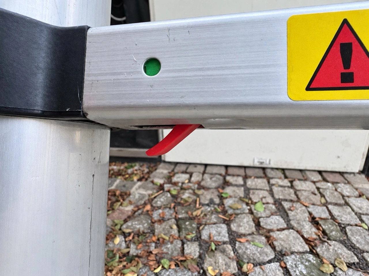 VEVOR MF-TLA380 Teleskopleiter: Verriegelungsanzeige mit Entriegelungshebel