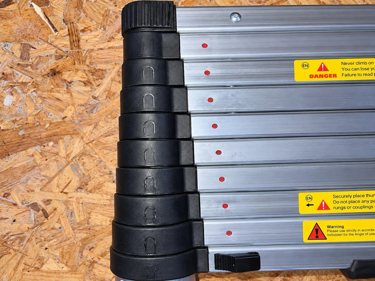 VEVOR MF-TLA380 Teleskopleiter: zusammengeschobene Teleskopsegmente