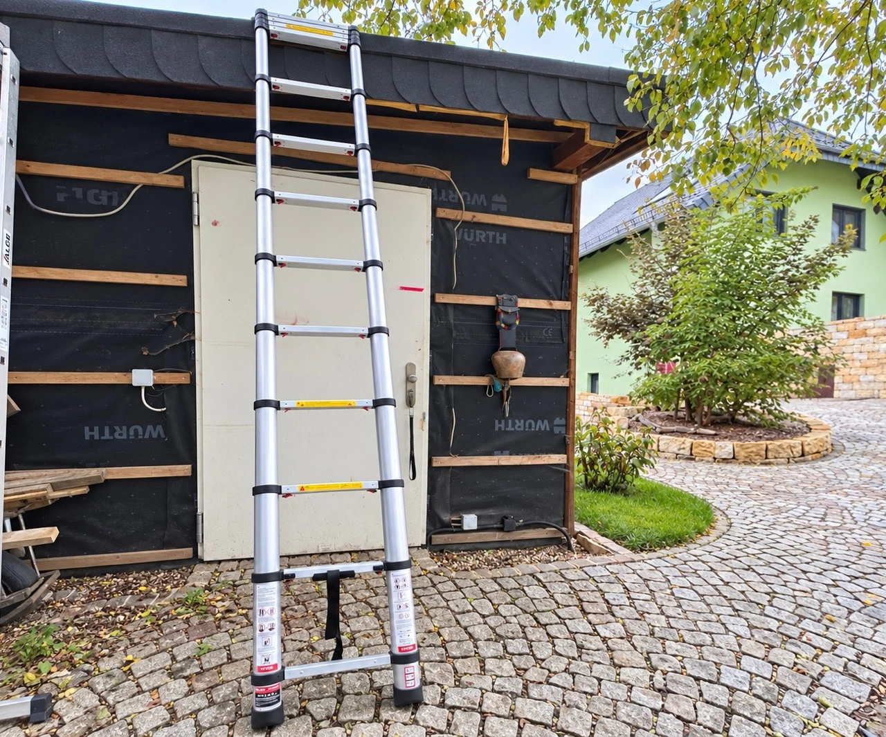 VEVOR MF-TLA380 Teleskopleiter: nahezu vollständig ausgezogen an der Hauswand