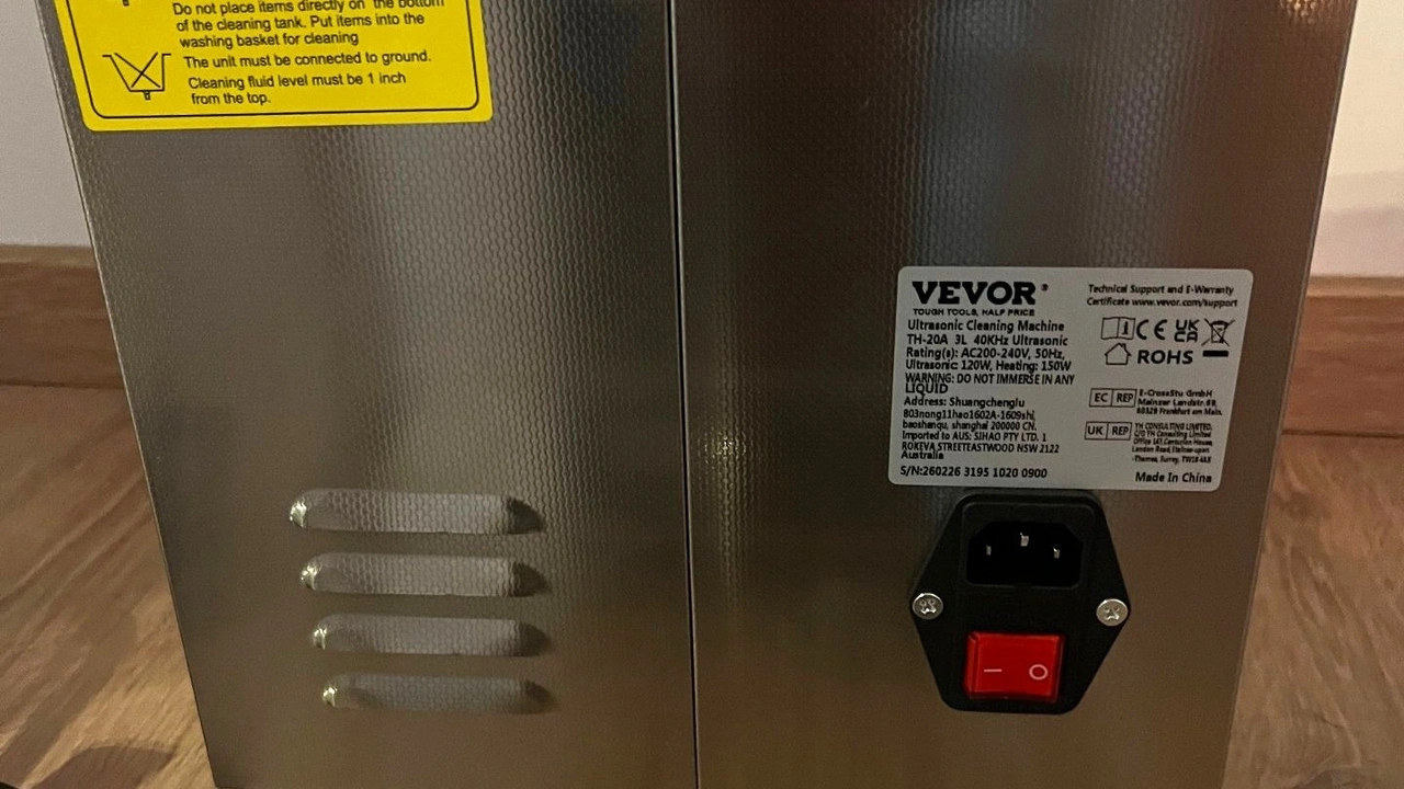 VEVOR TH-20A Professioneller Ultraschallreiniger 2,85L: Rückseite mit Netzanschluss und Hauptschalter