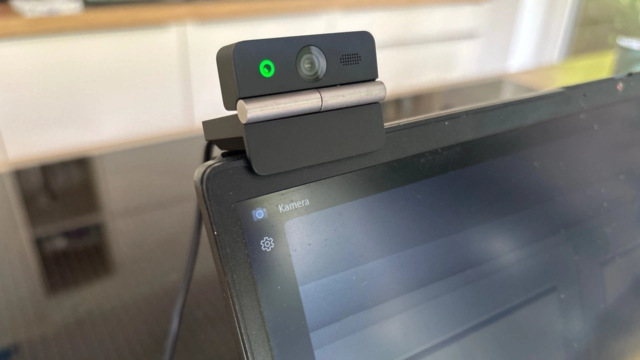 OBSBOT Meet Flip: am Laptop mit aktiver Status-LED