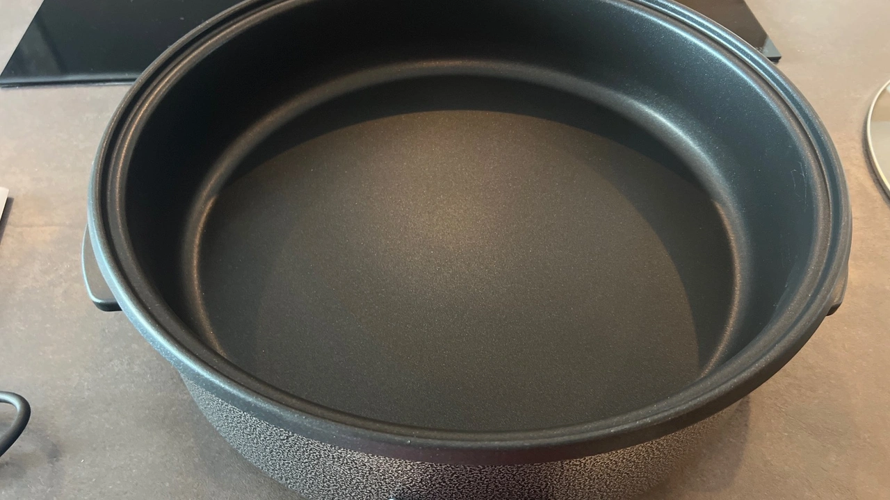 Tristar PZ-9146 Multifunktionale Grillpfanne XXL: Nahaufnahme der schwarzen Antihaftbeschichtung