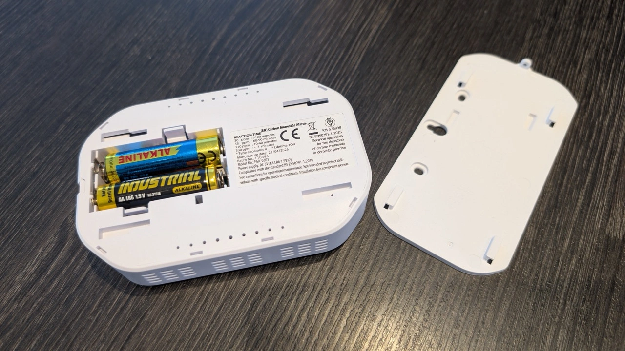 Smartwares FGA-03011: geöffnetes Batteriefach mit zwei AA-Batterien