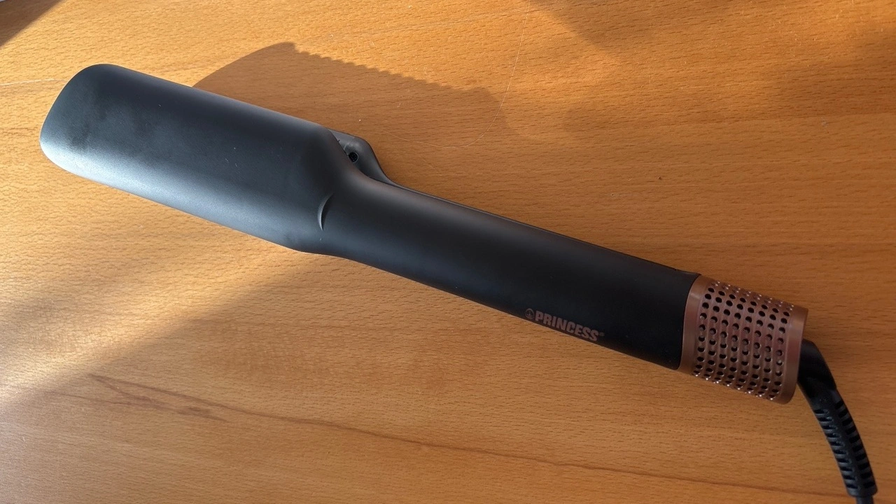 Princess Air Straightener Pro: geschlossenes Gerät mit schwarzem Gehäuse und kupferfarbenem Griffende