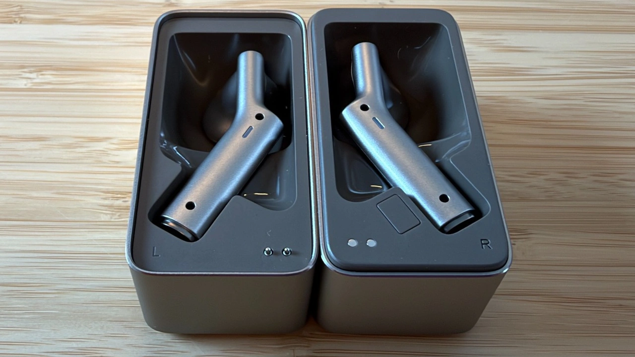 Timekettle W4 Plus: geöffnetes Ladecase mit beiden Ohrhörern