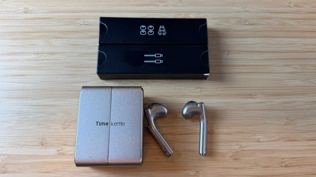 Timekettle W4 Plus: Produktset mit Ohrhörern, Ladecase und Zubehör