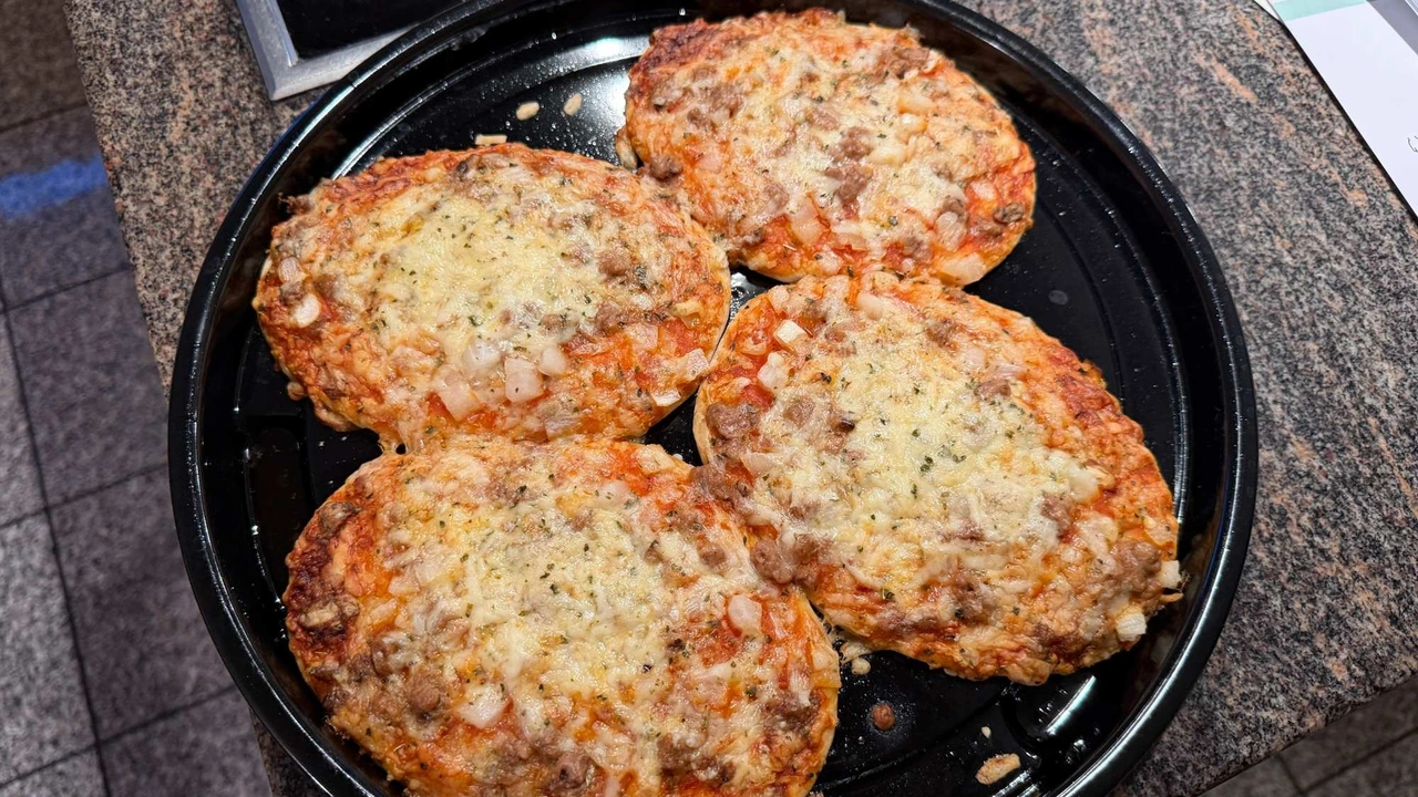 Panasonic Slimline NN-CT57RMEPG: vier überbackene Mini-Pizzen